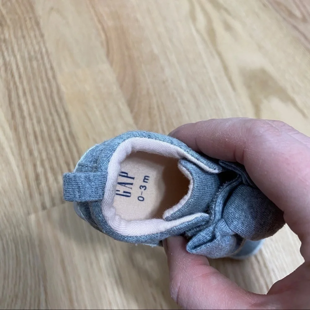 GAP gray bow